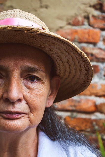 mujer, viejo, persona, maduro, mayor, rostro, anciano, dama, abuela, envejecido, buscando, arrugas, retrato, tradicional, sombrero, brown ancianos, señora brown, persona, persona, persona, persona, persona, sombrero
